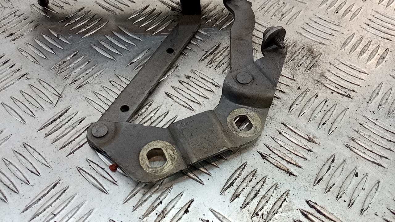 Петля капота левая