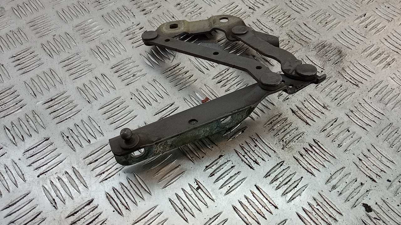 Петля капота левая