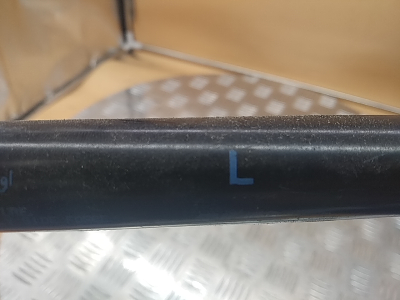 Амортизатор двери багажника