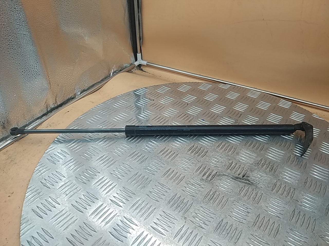 Амортизатор двери багажника