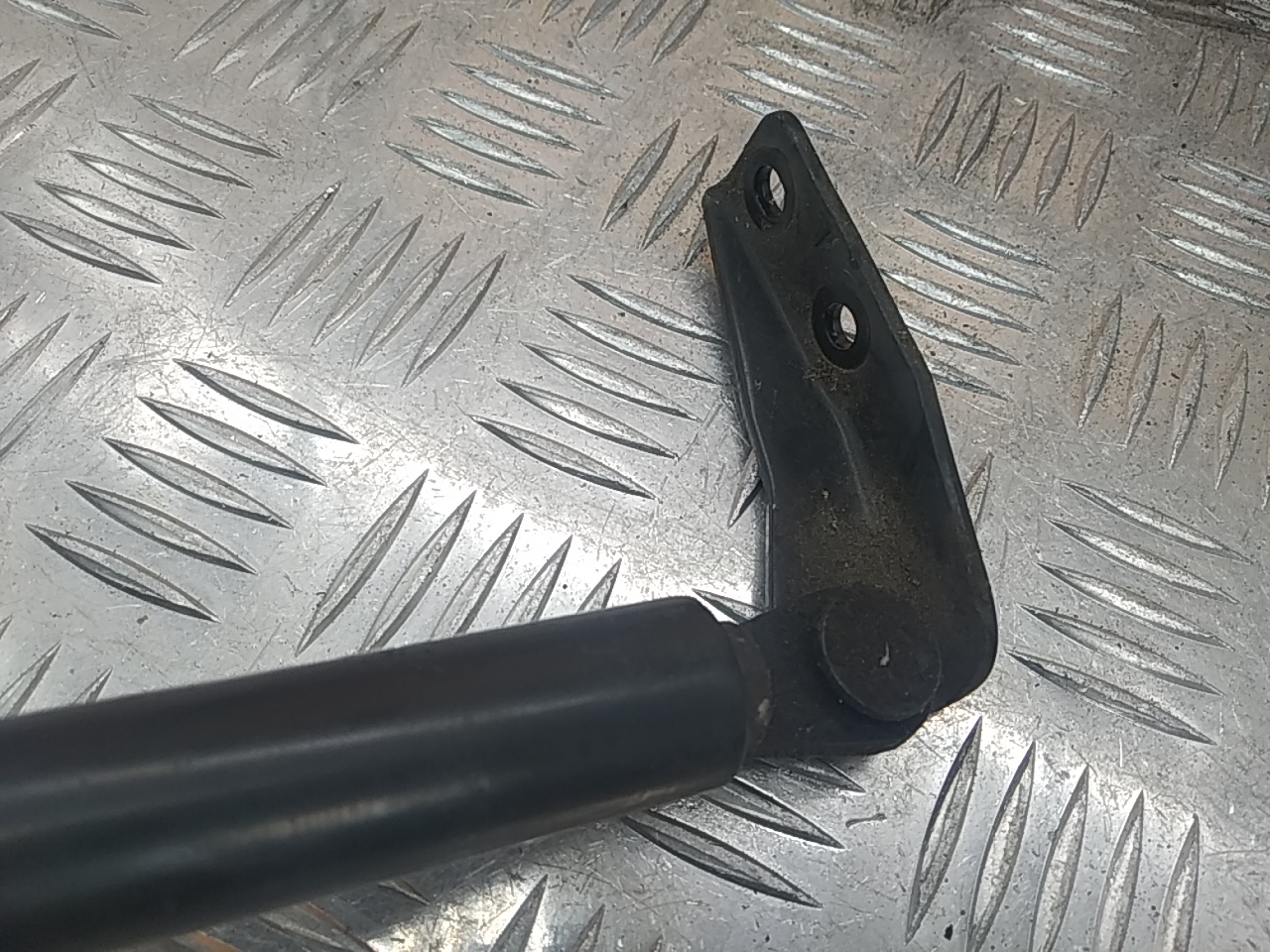 Амортизатор двери багажника