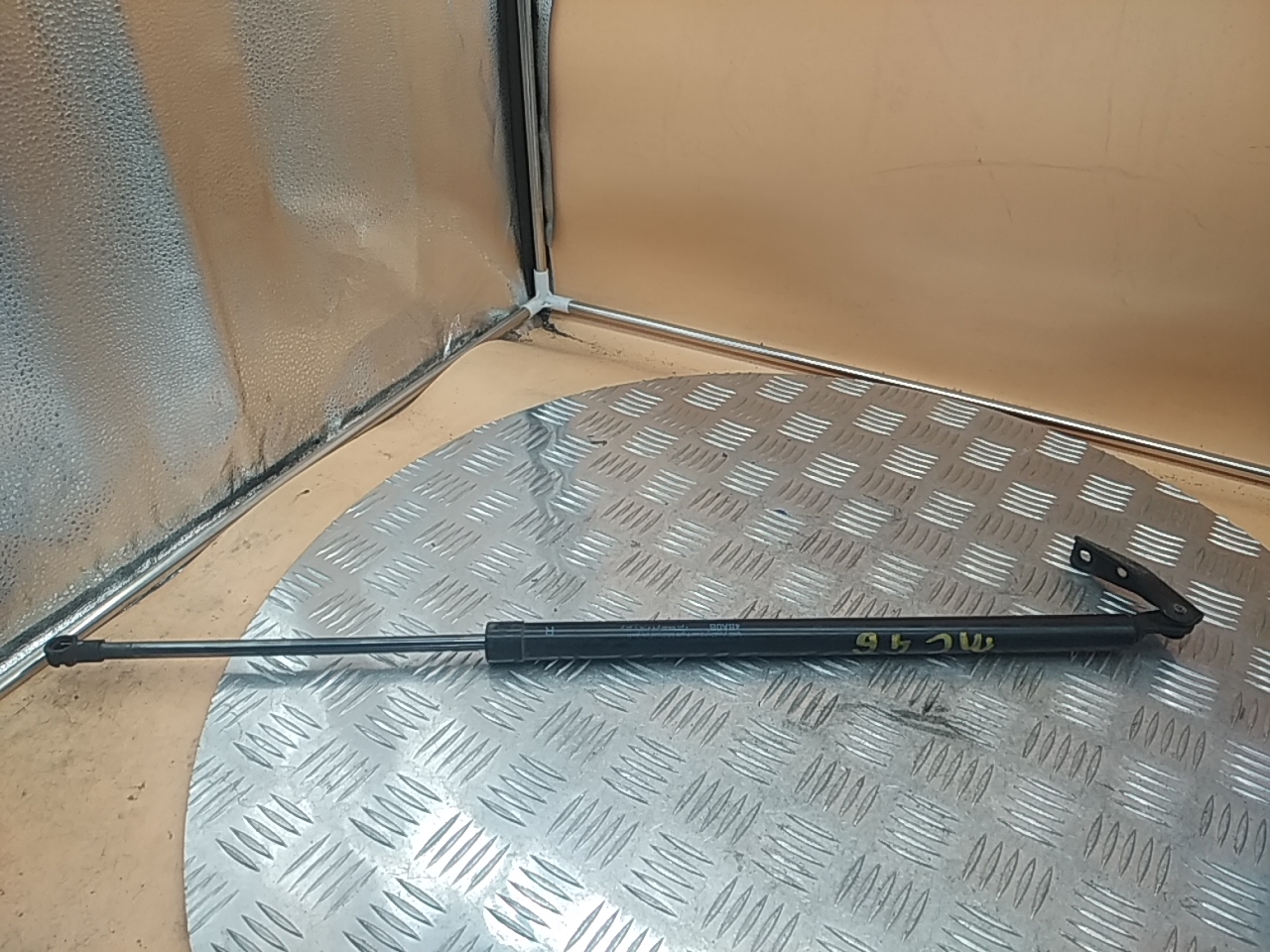 Амортизатор двери багажника