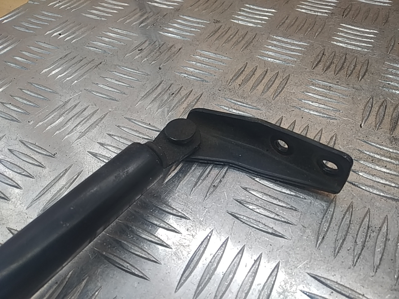 Амортизатор двери багажника