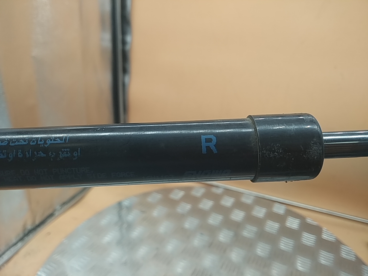 Амортизатор двери багажника