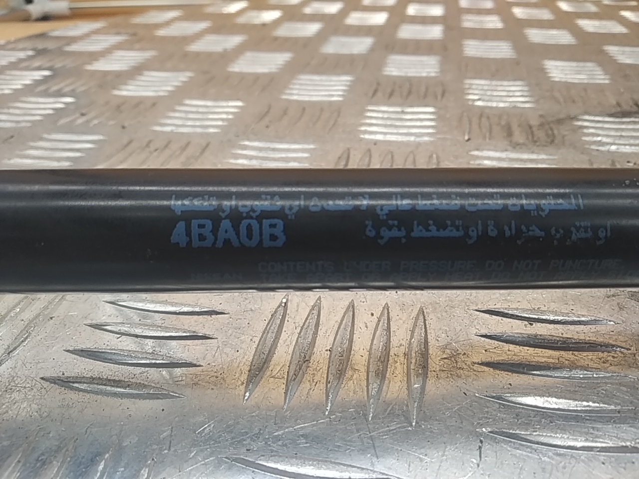 Амортизатор двери багажника