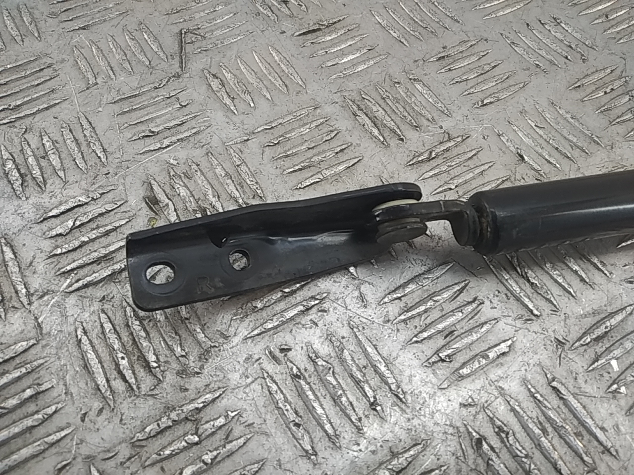 Амортизатор двери багажника