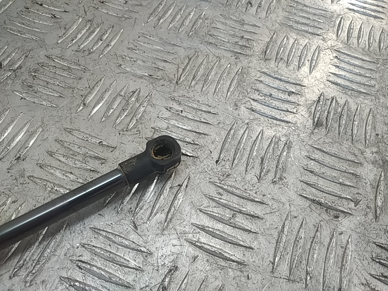 Амортизатор двери багажника