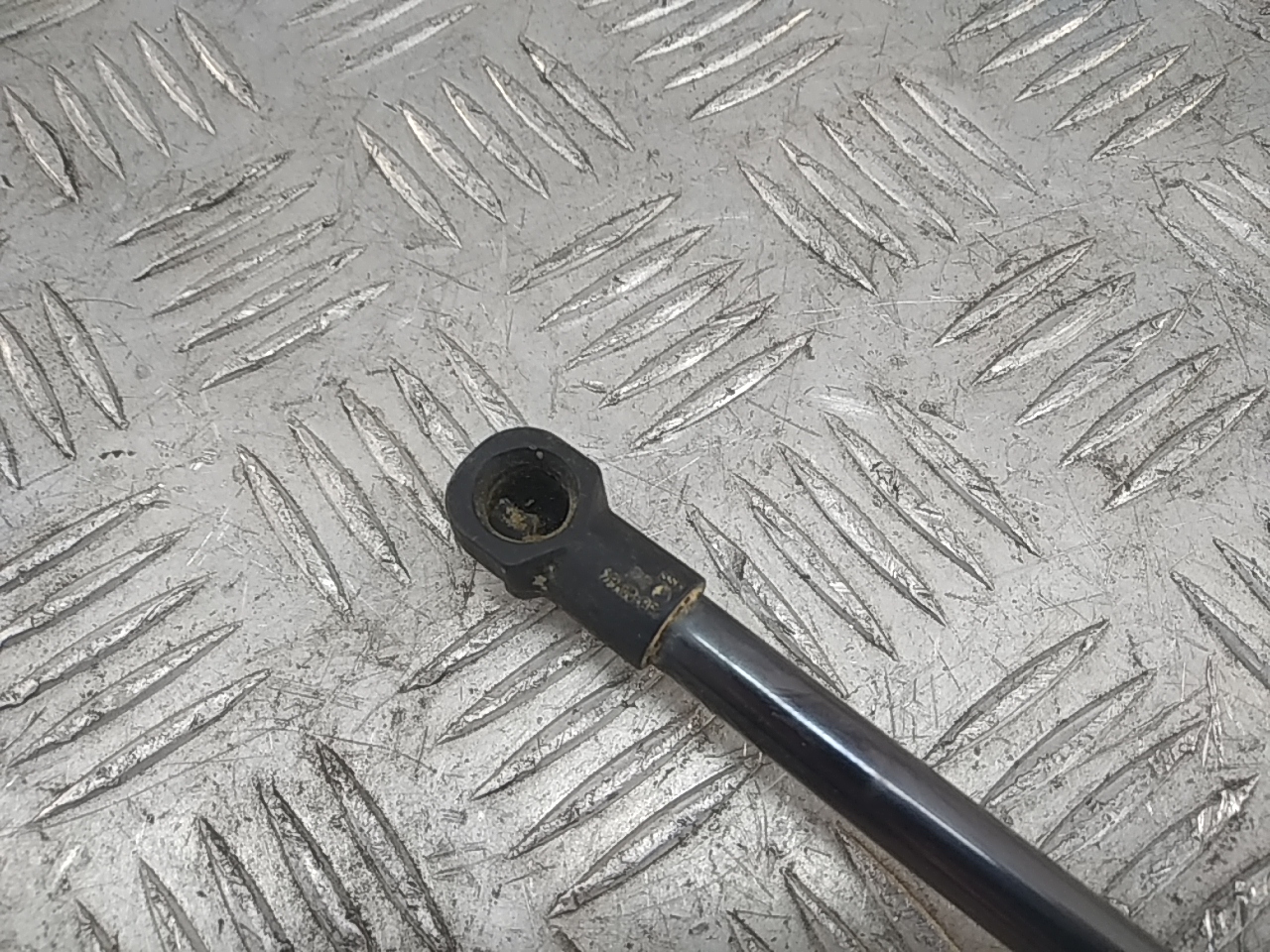 Амортизатор двери багажника