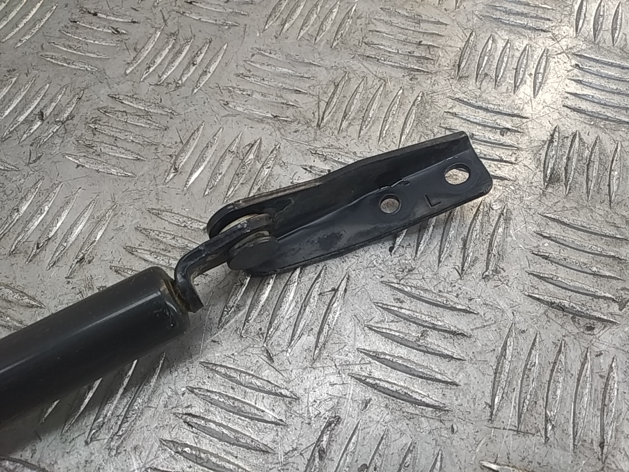 Амортизатор двери багажника