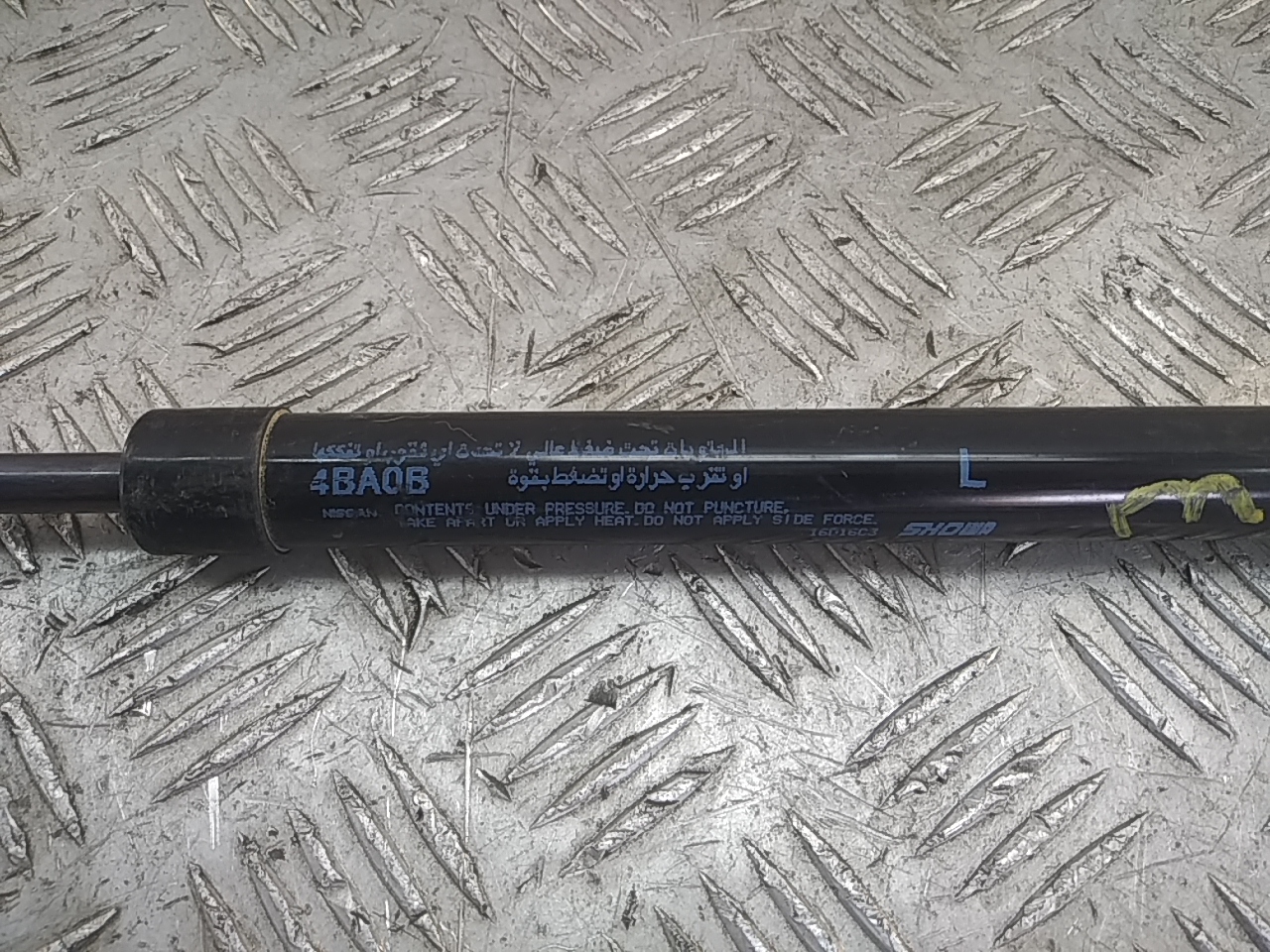 Амортизатор двери багажника