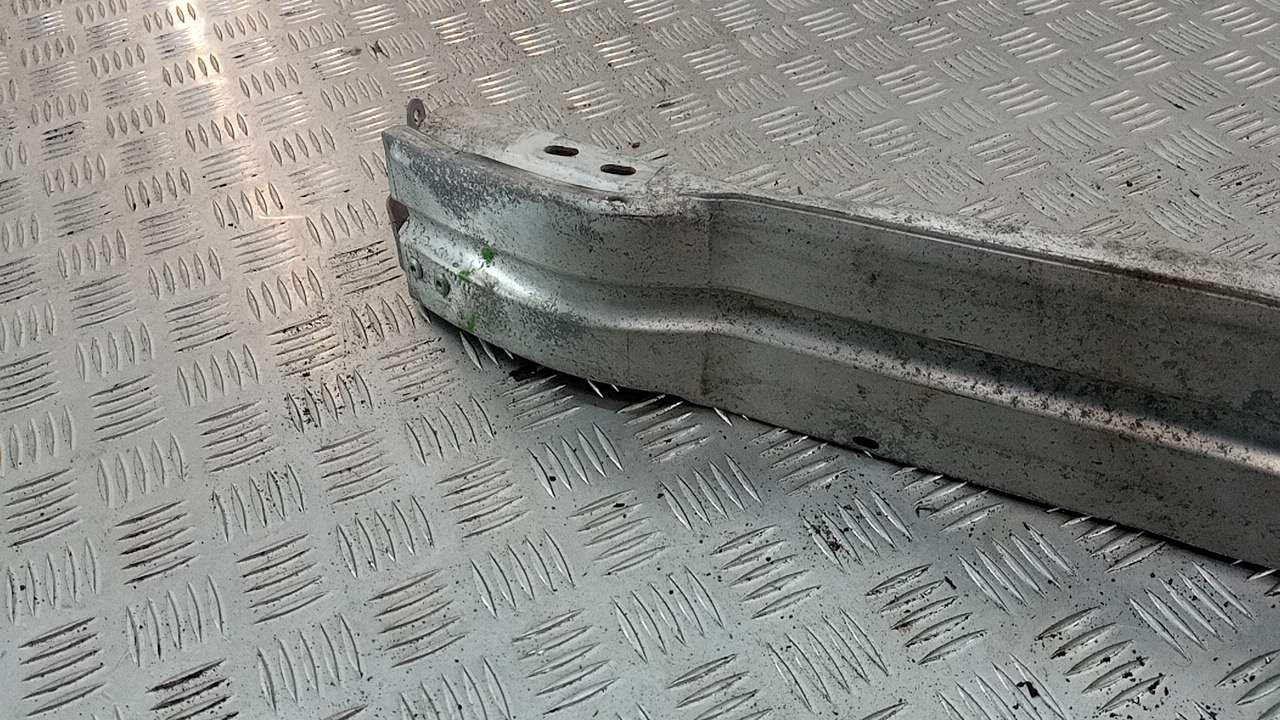 Усилитель переднего бампера