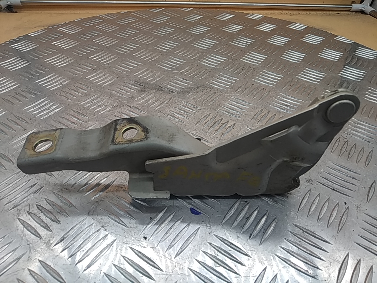 Петля капота левая