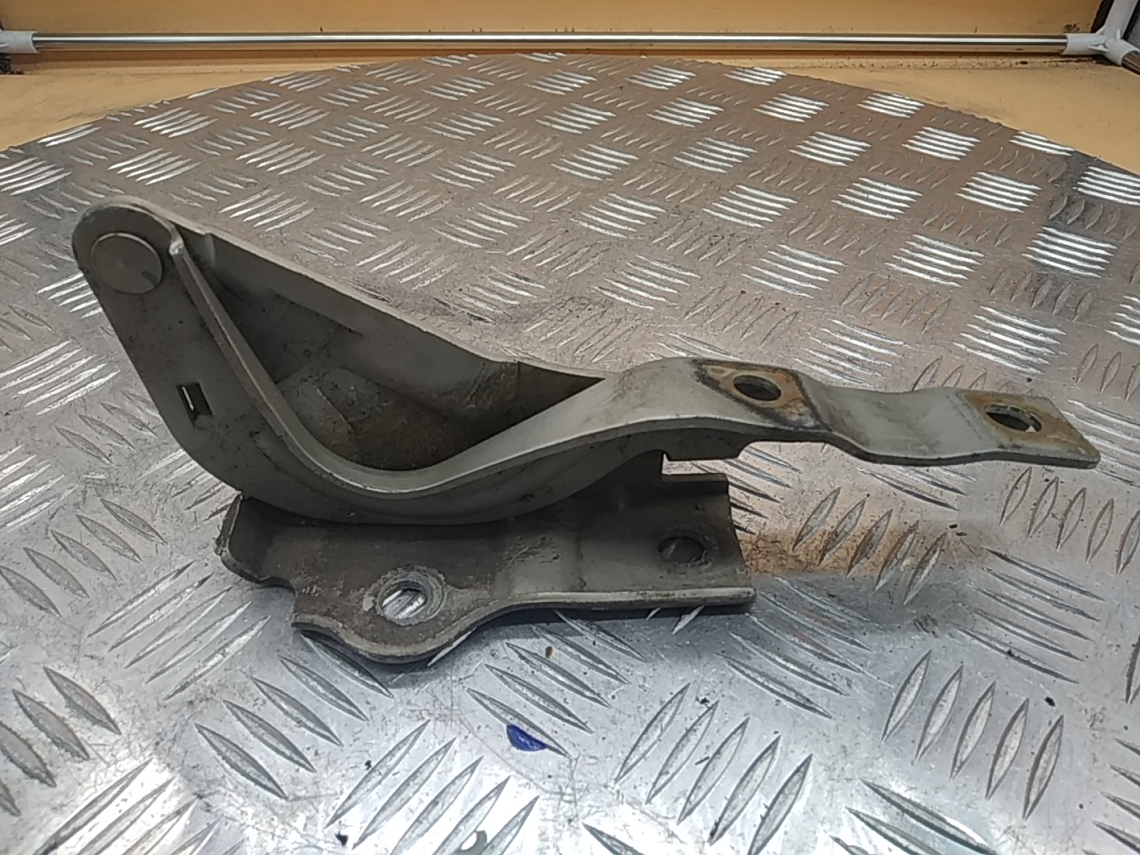 Петля капота левая