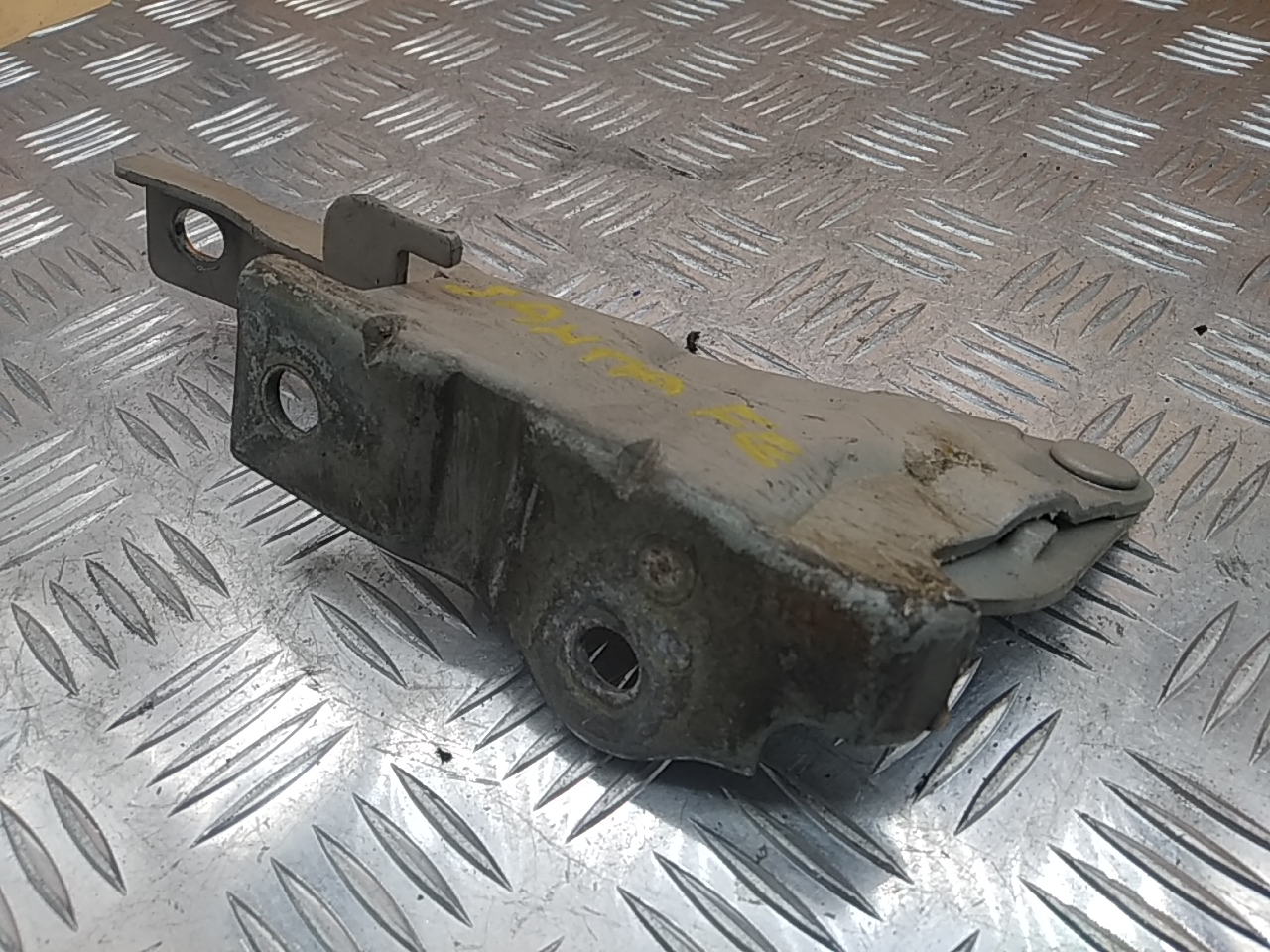 Петля капота левая