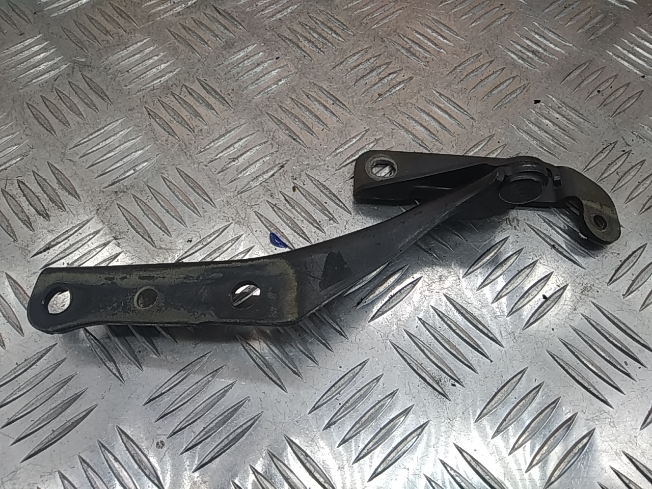 Петля капота правая