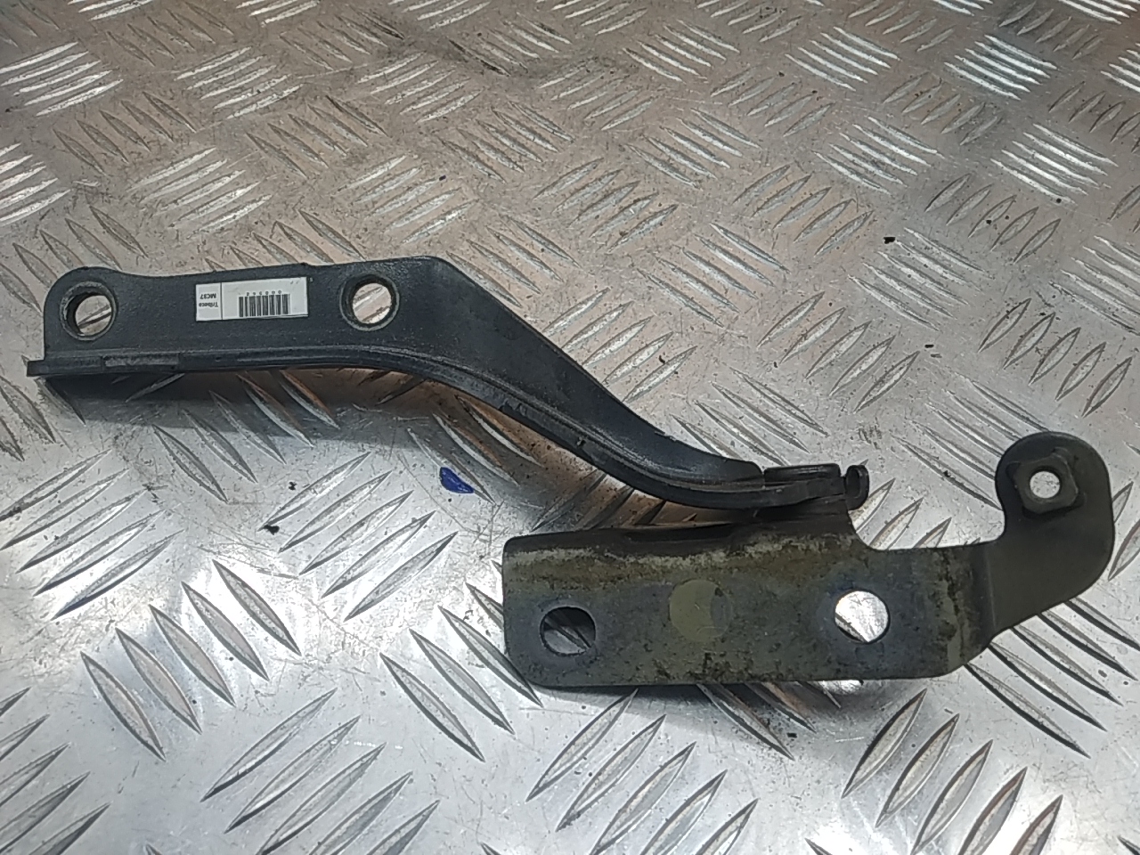 Петля капота правая