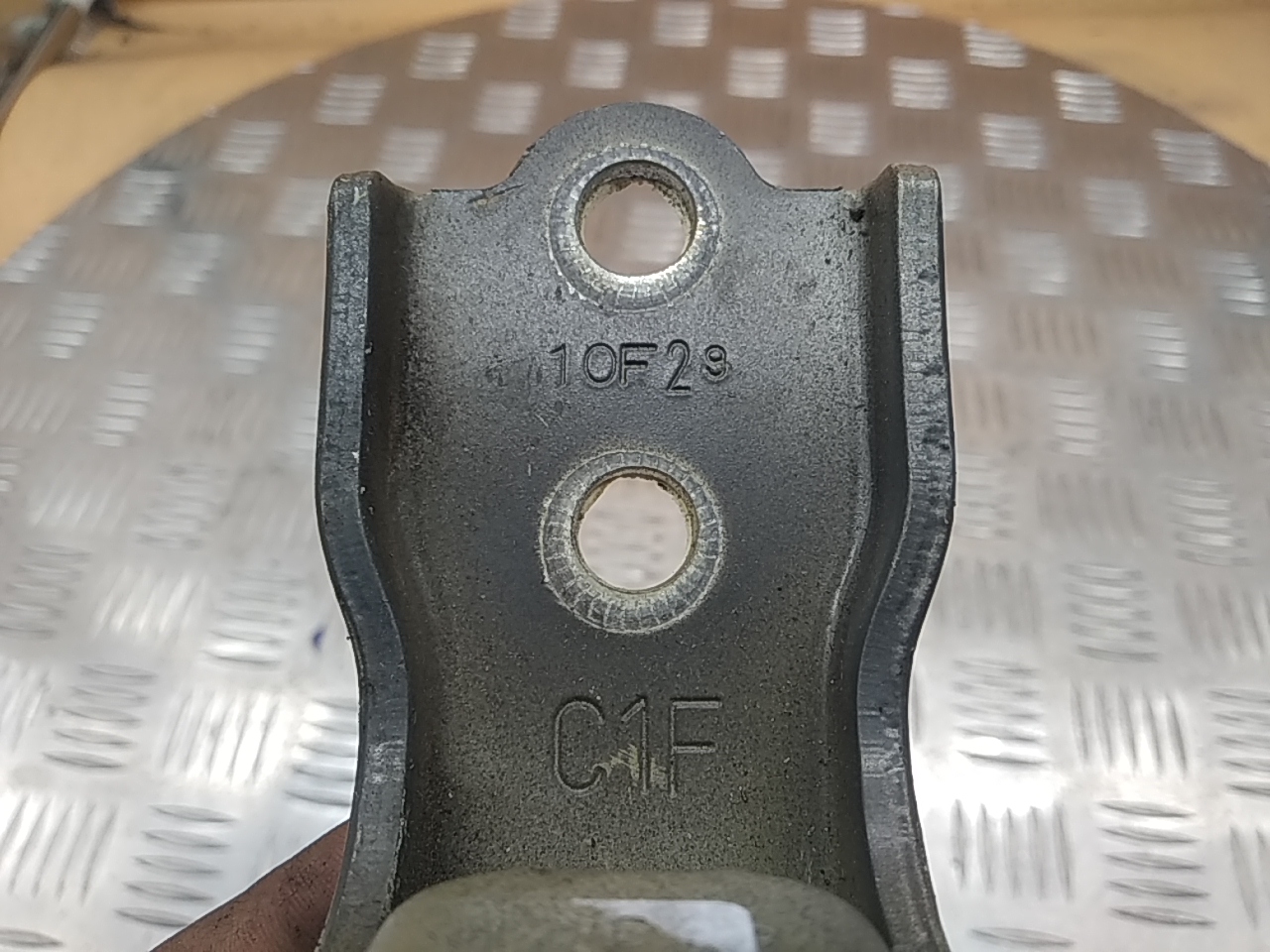 Петля двери передней левой нижняя