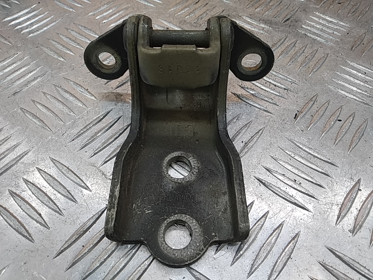 Петля двери задней левой нижняя