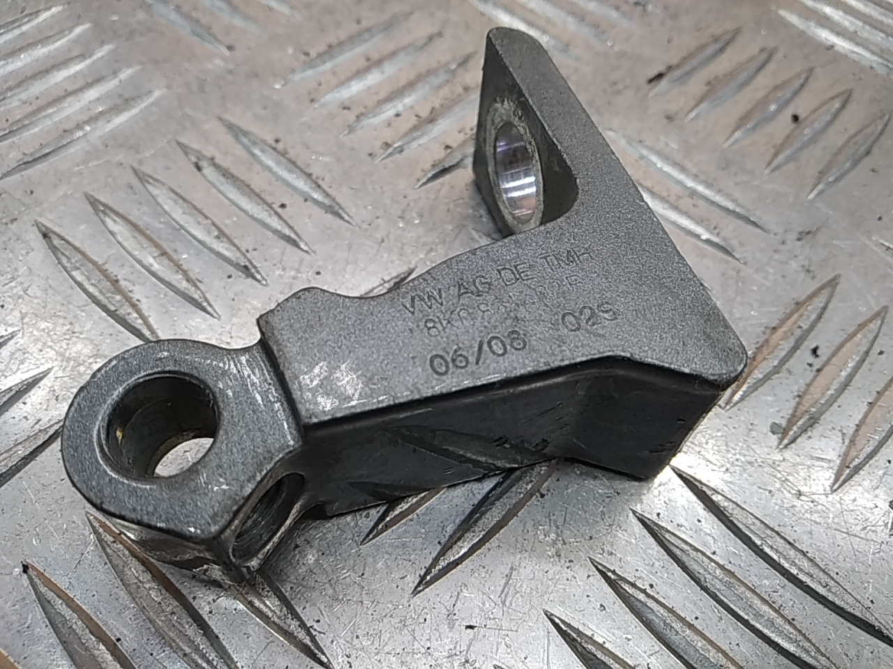 Петля двери задней левой верхняя