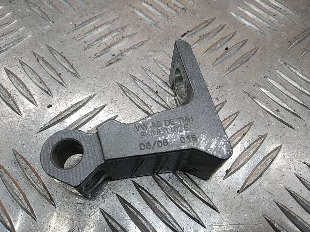 Петля двери задней левой нижняя