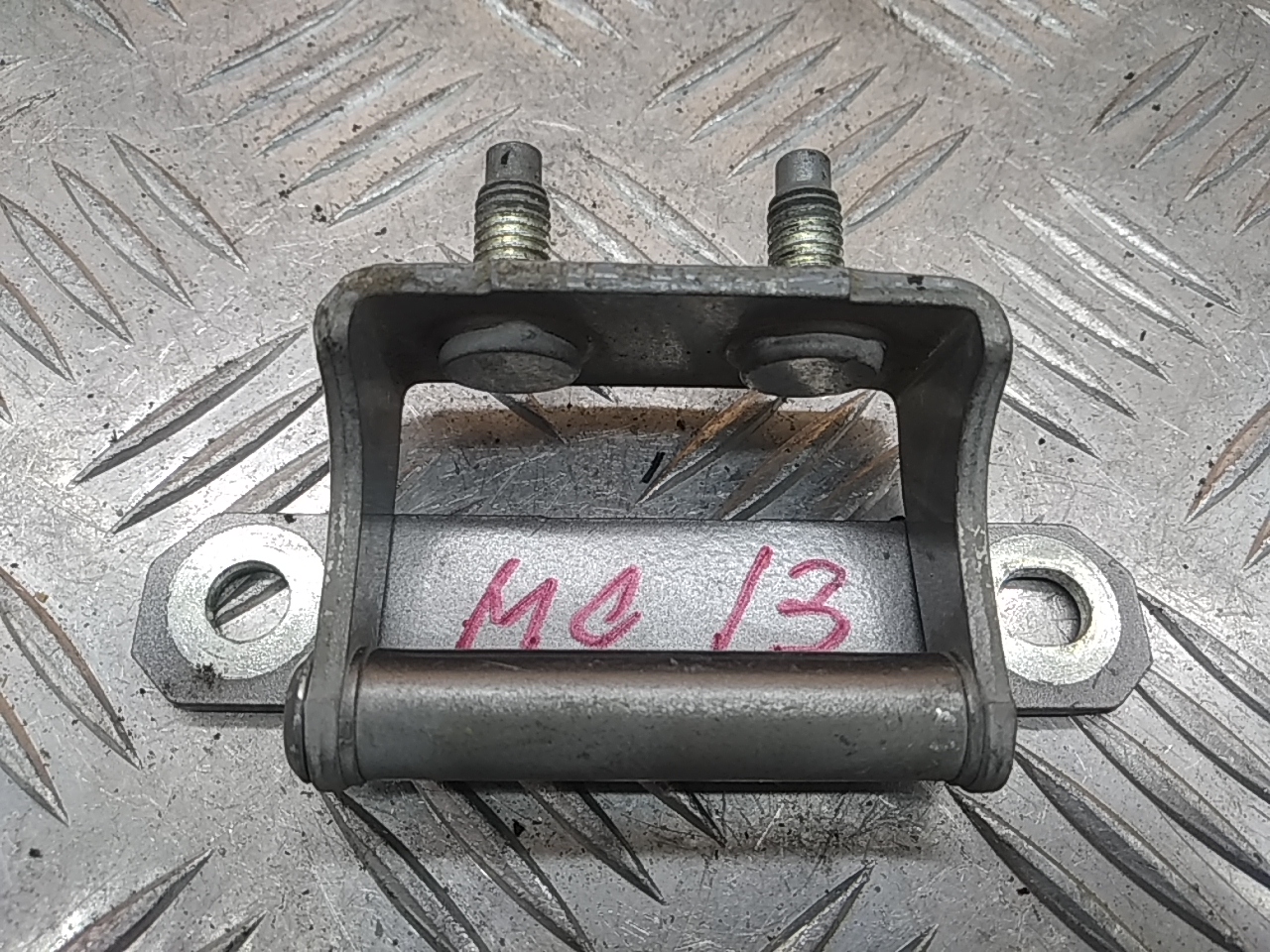 Петля двери багажника