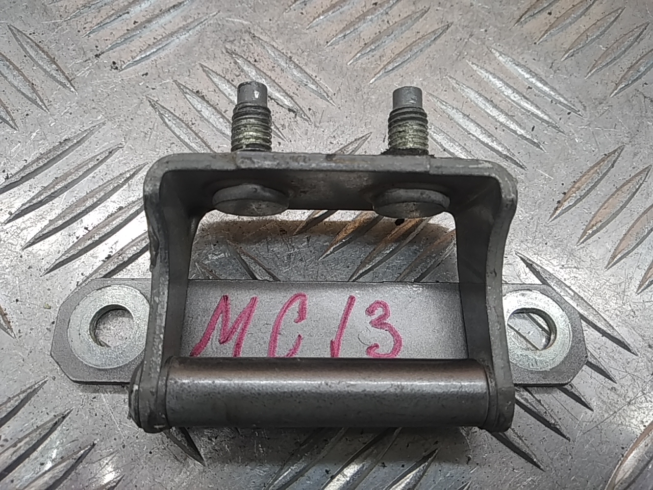 Петля двери багажника