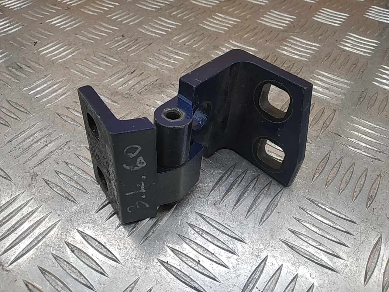 Петля двери задней левой верхняя