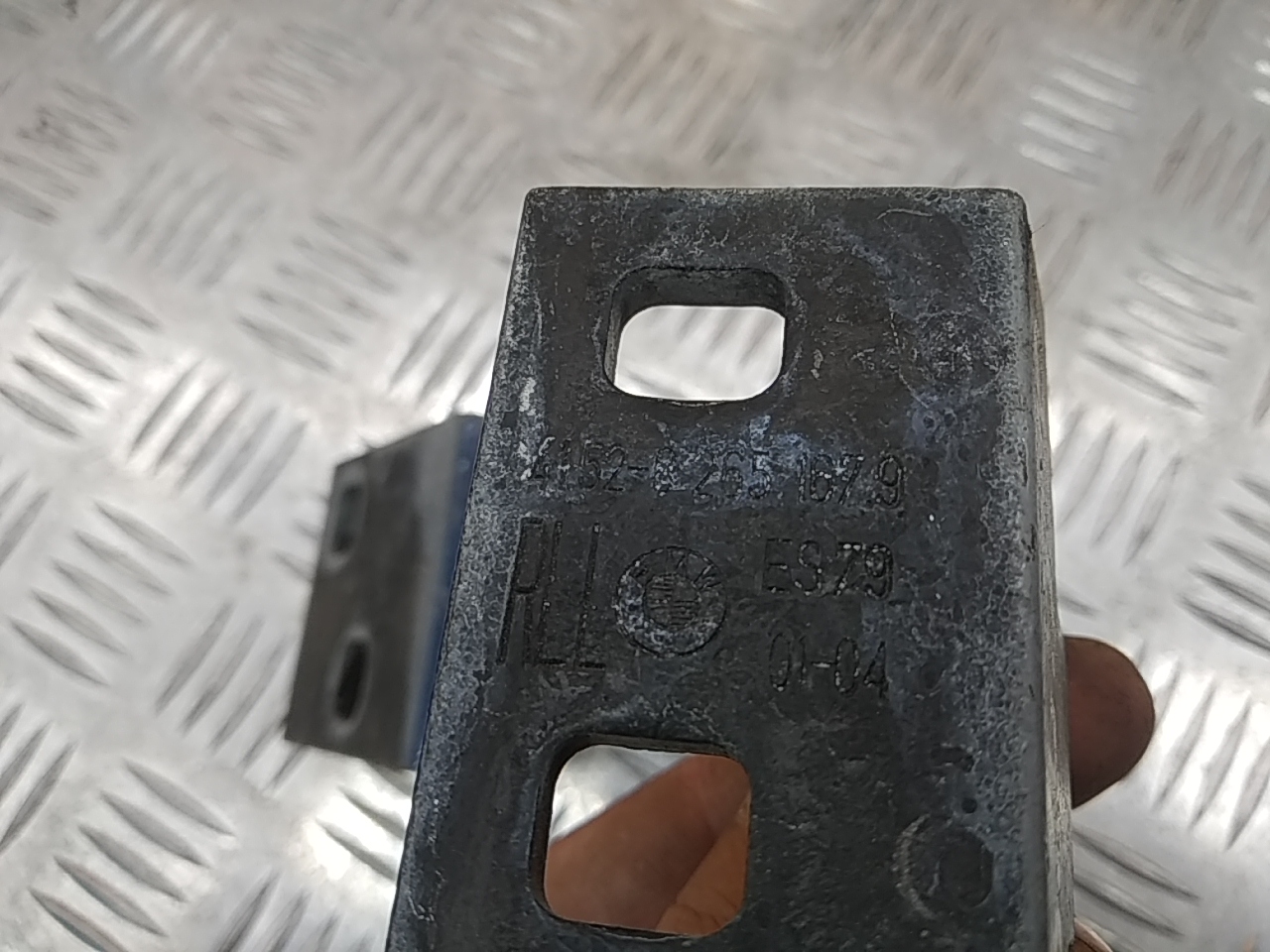 Петля двери задней левой нижняя