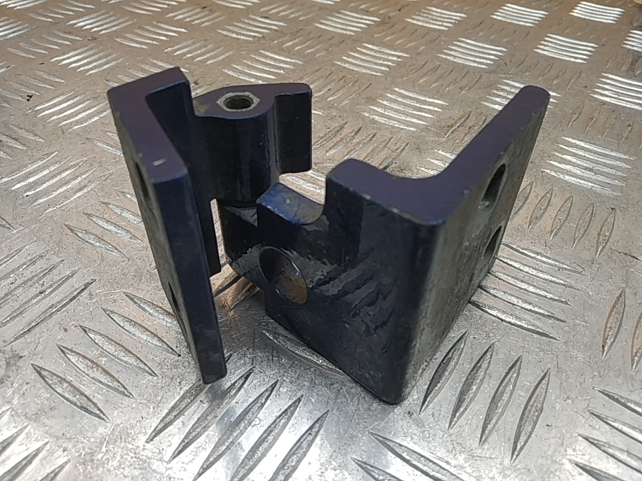 Петля двери задней левой нижняя