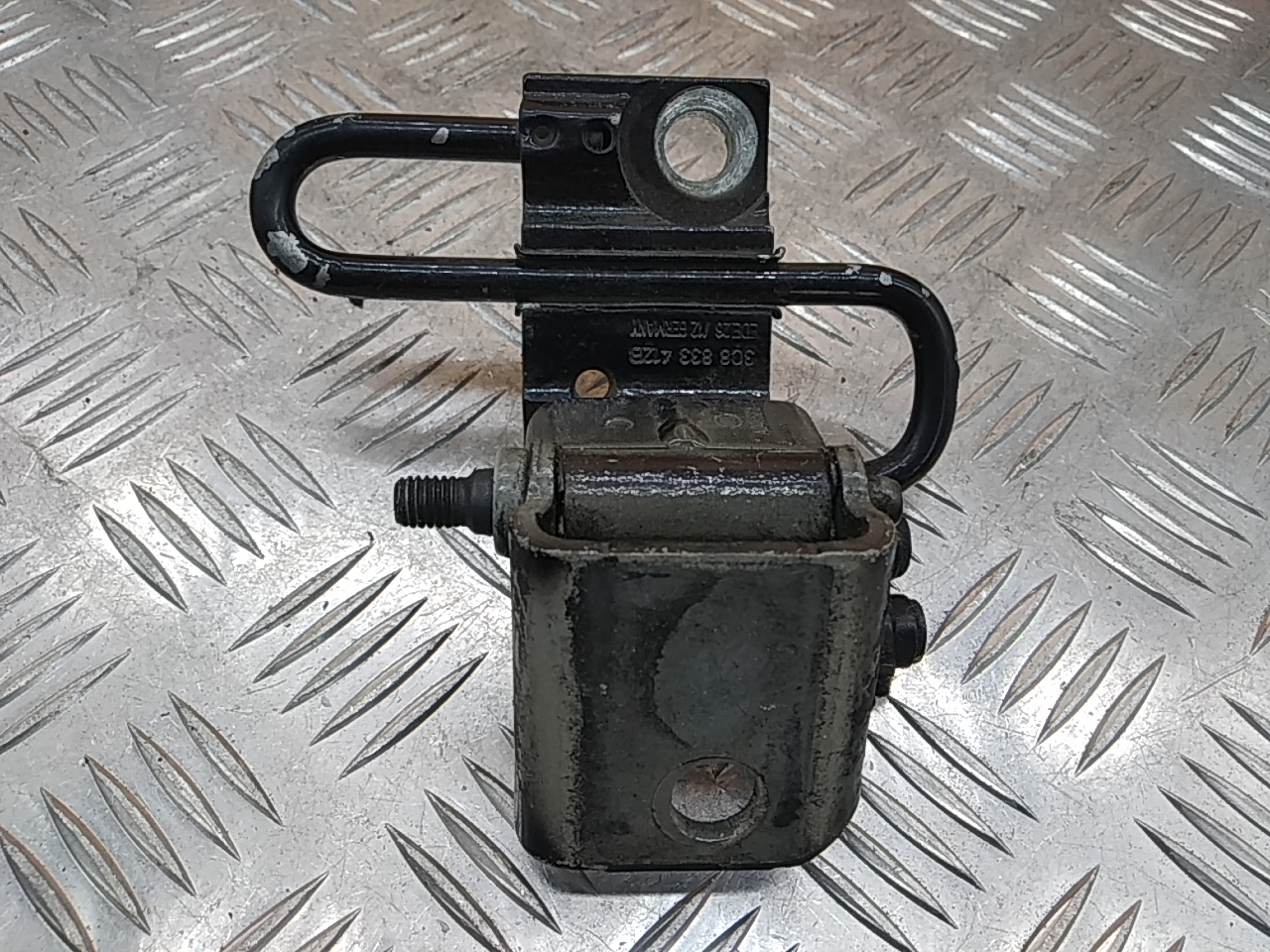 Петля двери задней левой нижняя