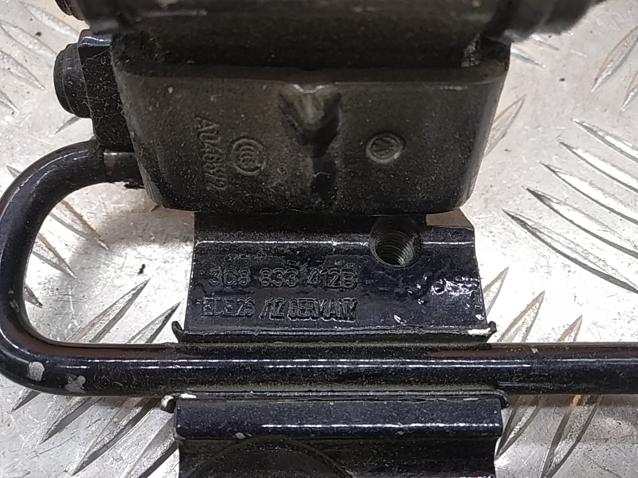 Петля двери задней левой нижняя