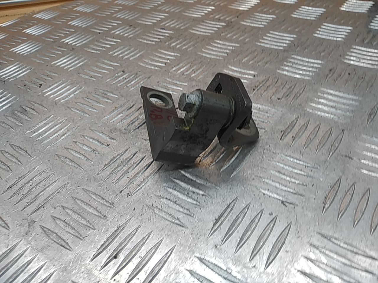 Петля двери передней левой верхняя