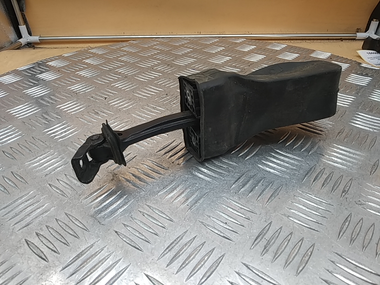 Ограничитель двери