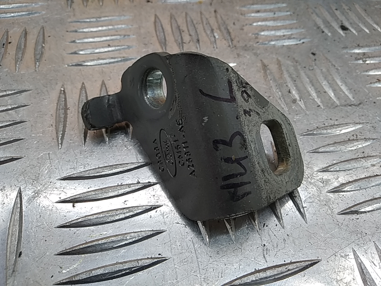 Петля двери задней левой нижняя