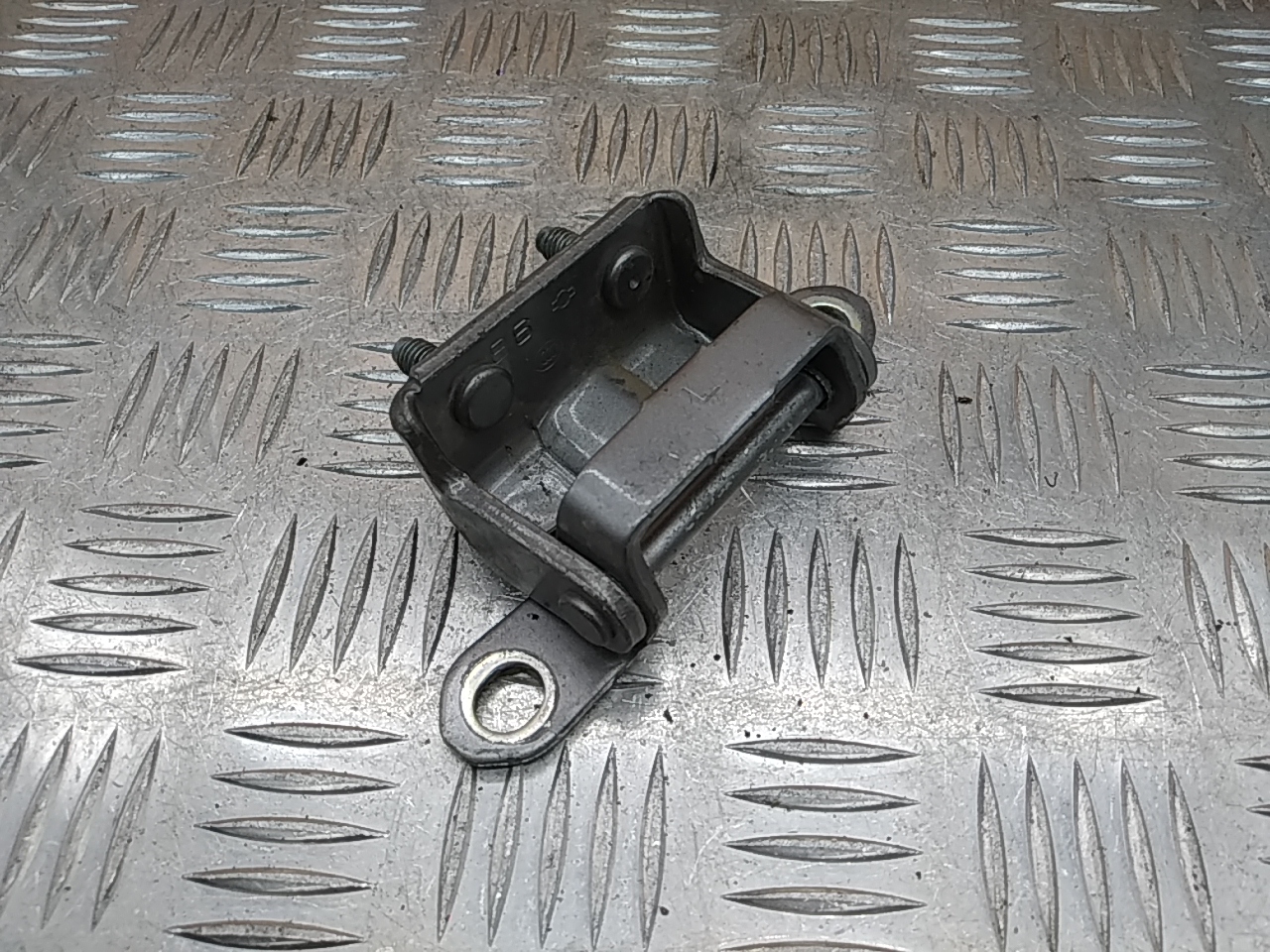 Петля двери задней левой верхняя