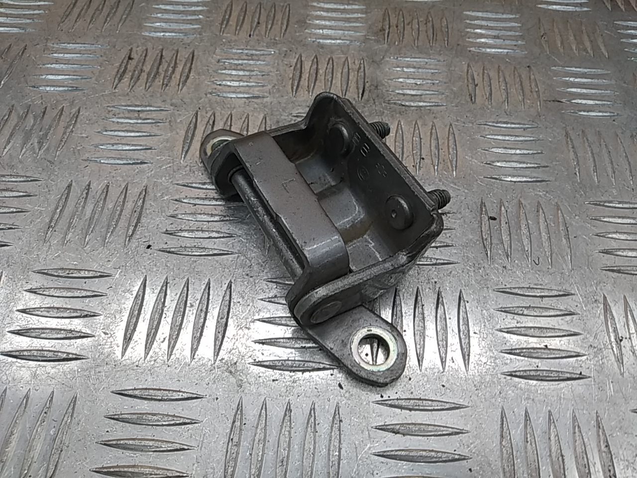 Петля двери задней левой верхняя