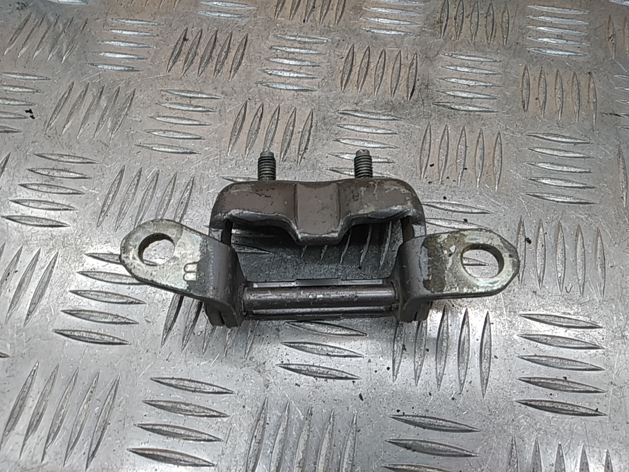 Петля двери задней левой верхняя