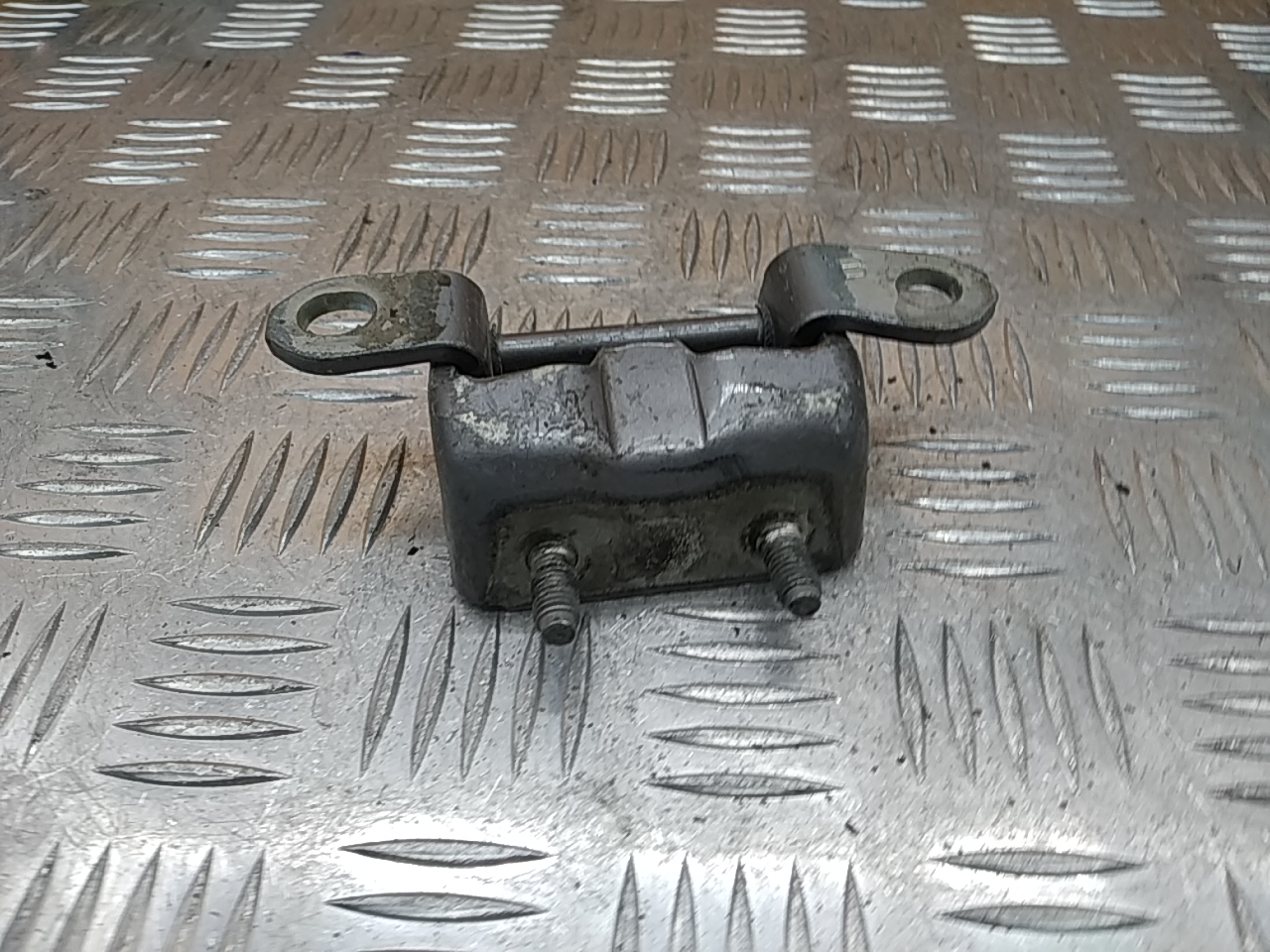 Петля двери задней левой верхняя