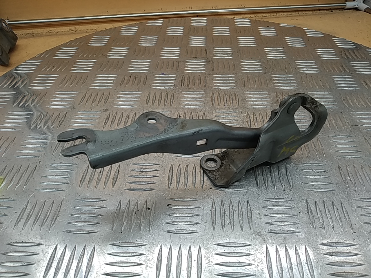 Петля капота левая