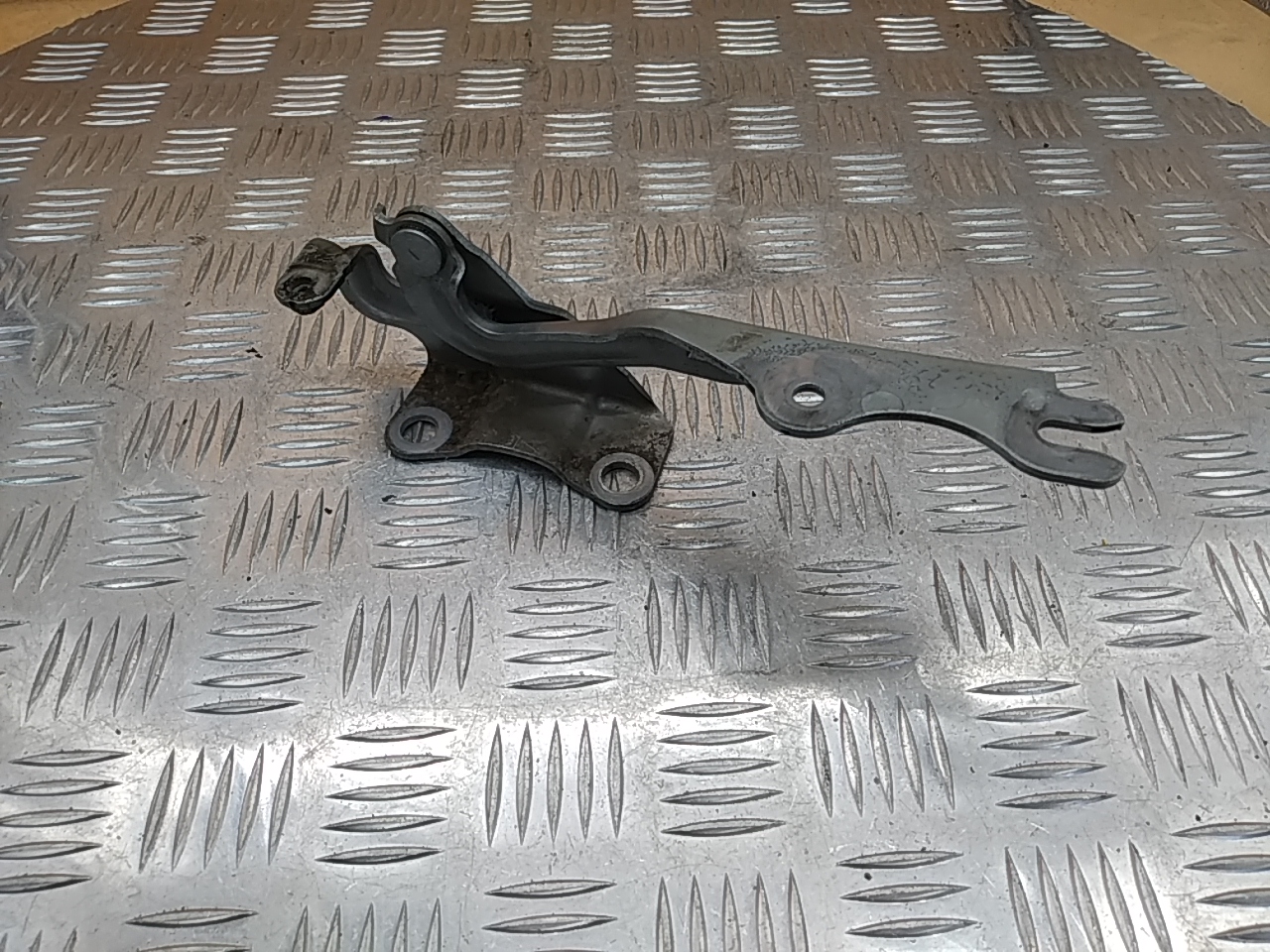 Петля капота левая