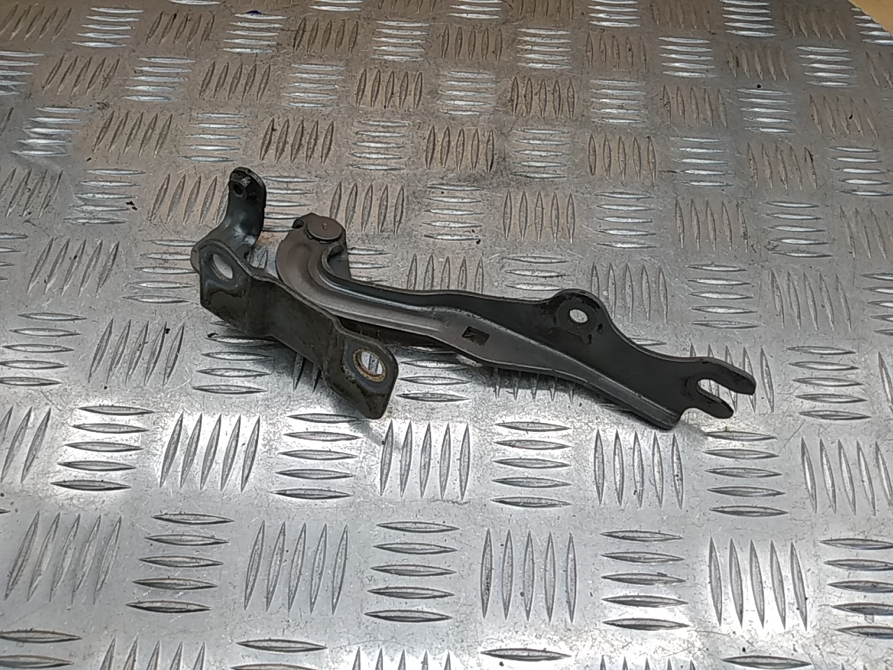 Петля капота левая