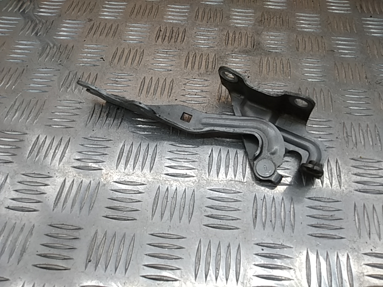 Петля капота левая