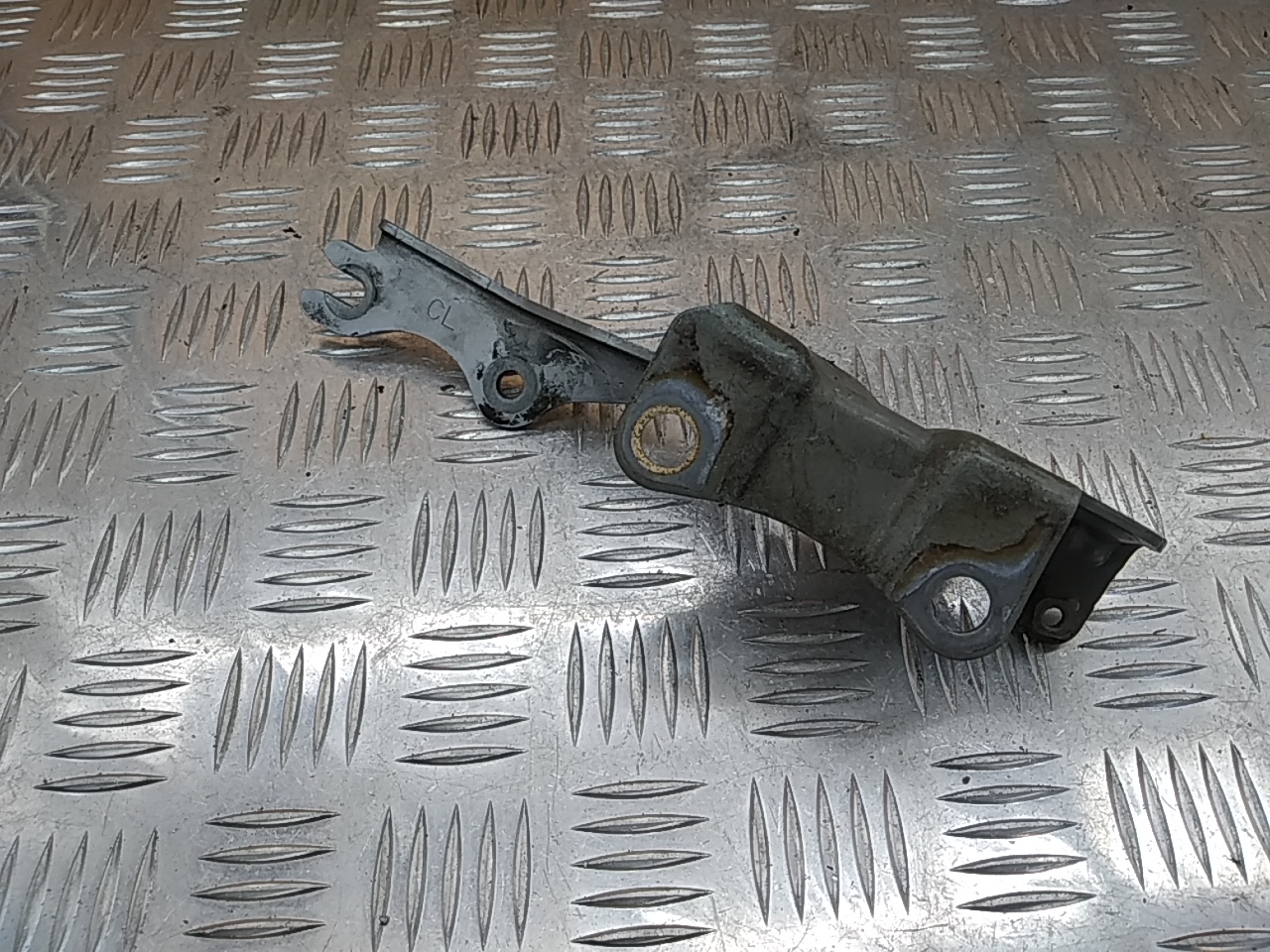 Петля капота левая