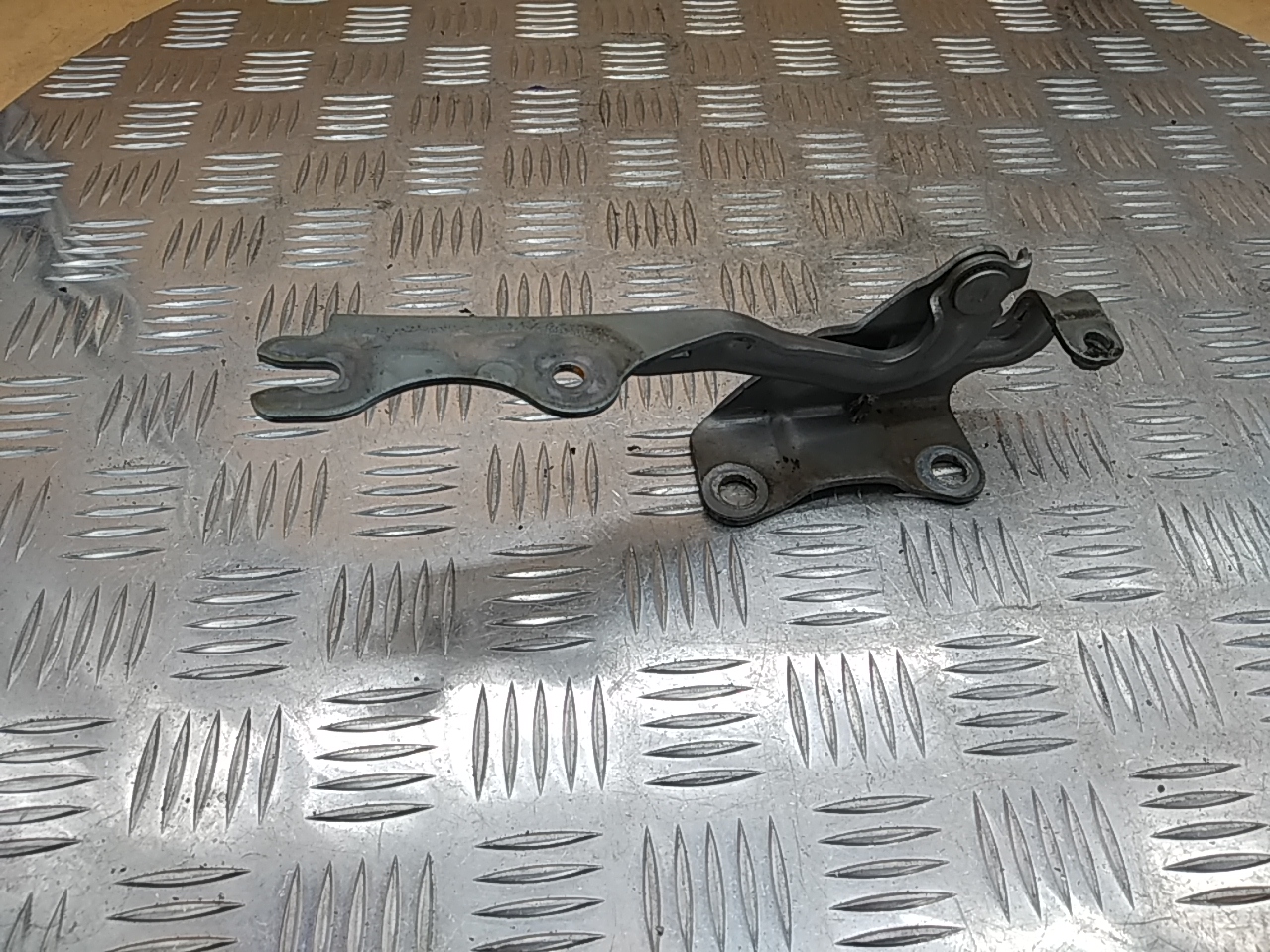 Петля капота правая