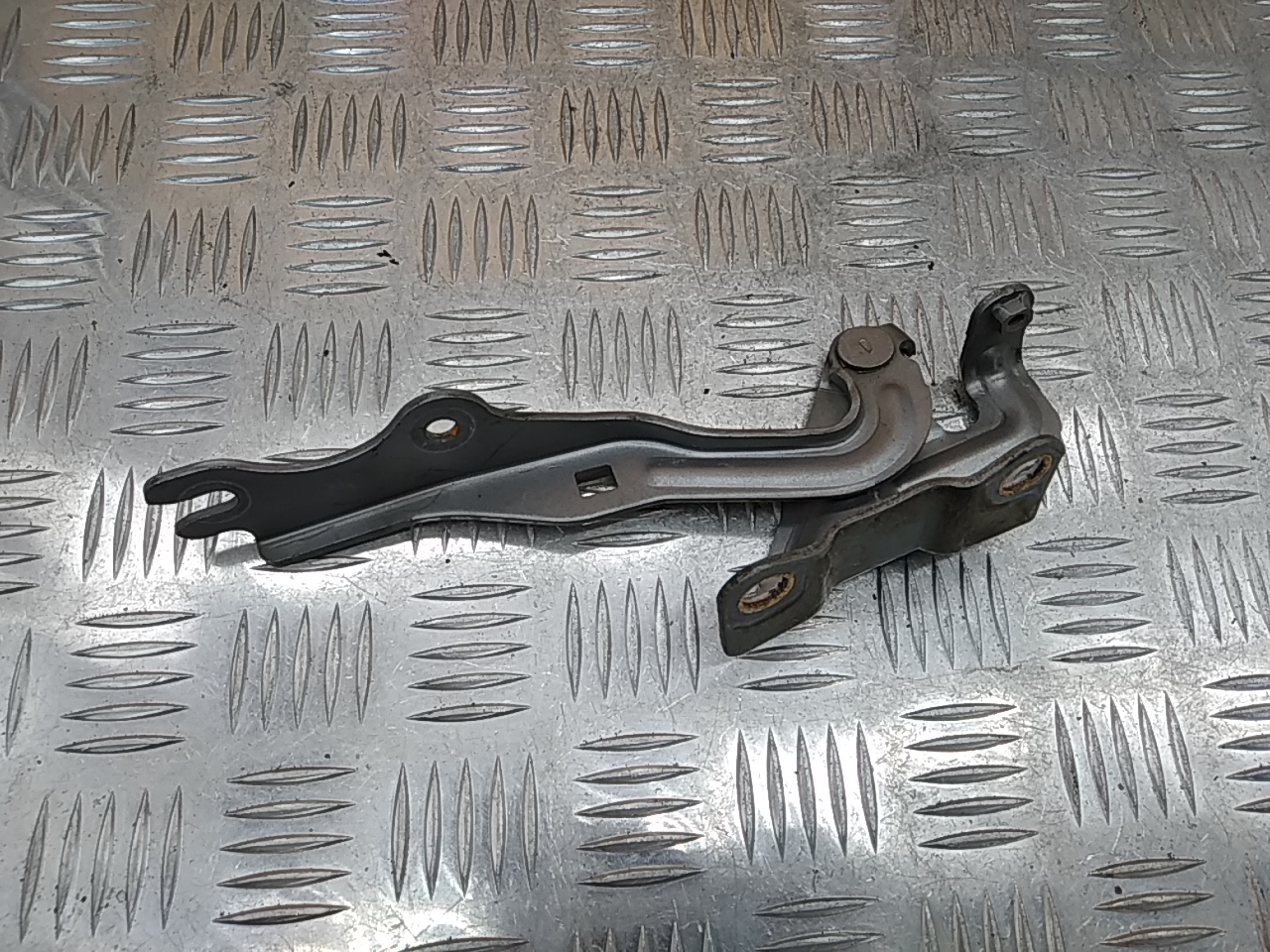 Петля капота правая