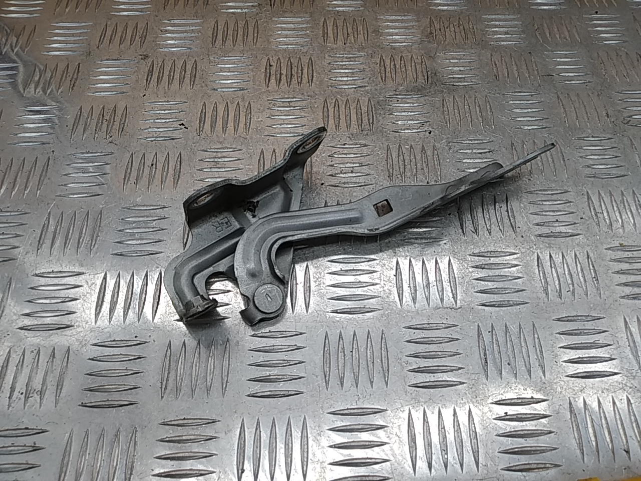 Петля капота правая