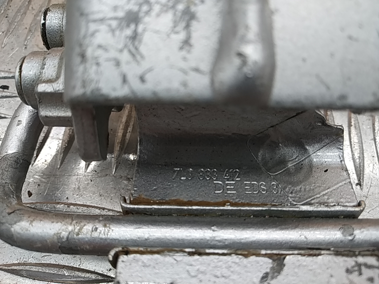 Петля двери задней левой нижняя