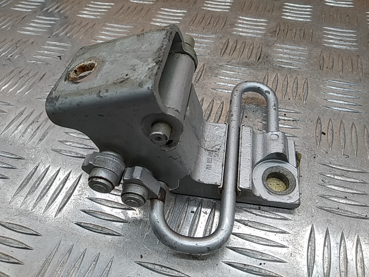 Петля двери передней левой нижняя