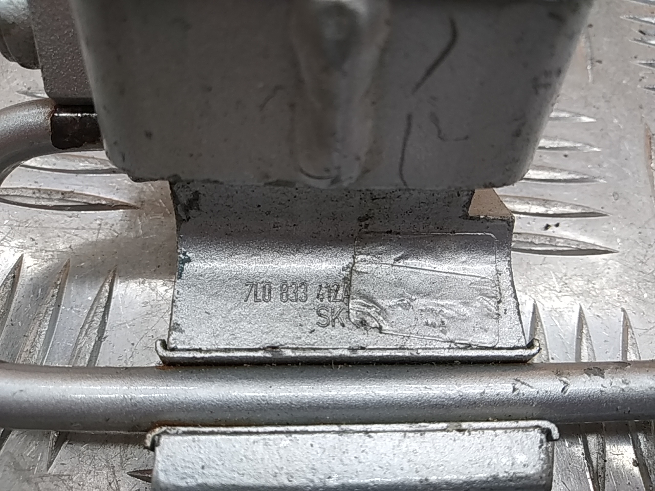 Петля двери передней левой нижняя