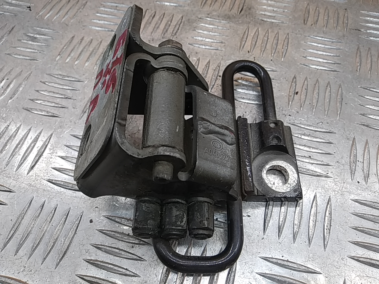 Петля двери передней правой нижняя